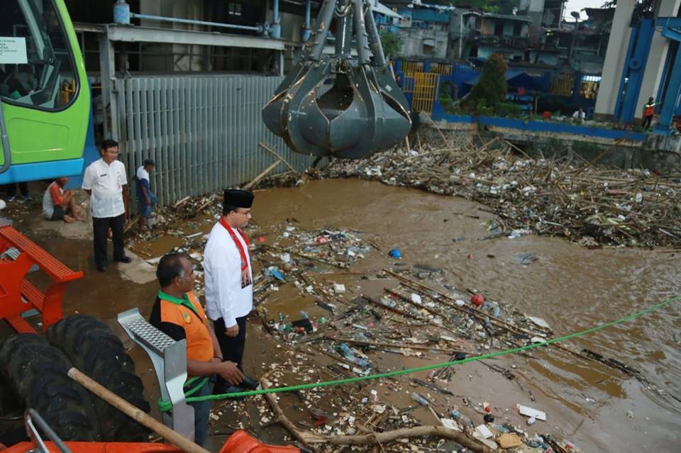 Kritikan dan Nyinyiran Soal Banjir Jakarta Dibalas Anies dengan Aksi Nyata